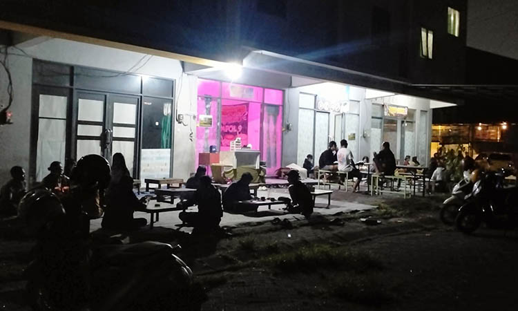 RAMAI: Suasana Warung Kopi yang ada di Gempol 9 Desa Ngerong, Kecamatan Gempol. Tambahan fasilitas karaoke membuat warkop tersebut jadi jujukan pengunjung.