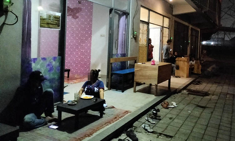 TAK HANYA KOPI: Tak sekadar menyajikan kopi dan makanan layaknya angkringan. Warkop karaoke juga menyediakan pemandu lagu untuk menarik minat pengunjung.