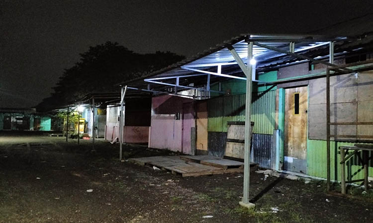 TUTUP: Salah satu warkop karaoke yang akhirnya tutup. Sejumlah persoalan kerap melingkupi hingga membuat bisnis tersebut tak beroperasi.