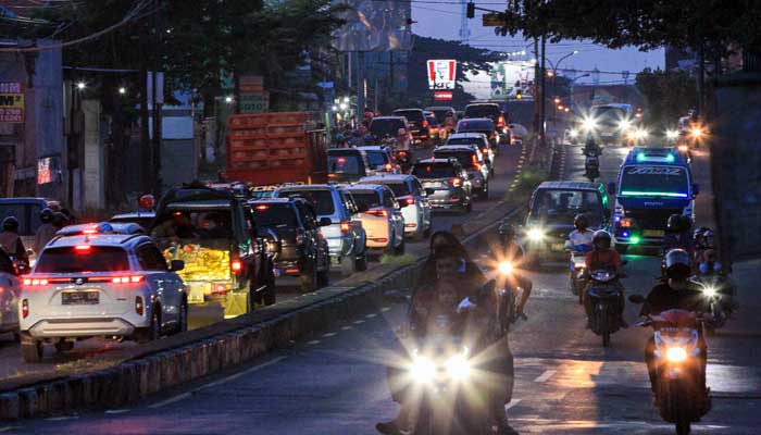 MARAYAP-Kondisi arus lalu-lintas di jalan raya Malang-Surabaya tepatnya di kawasan Jetak menuju Tamandayu padat merayap di H+3 Lebaran, Sabtu (13/4/2024) petang. (Mokhamad Zubaidillah/ Radar Bromo)