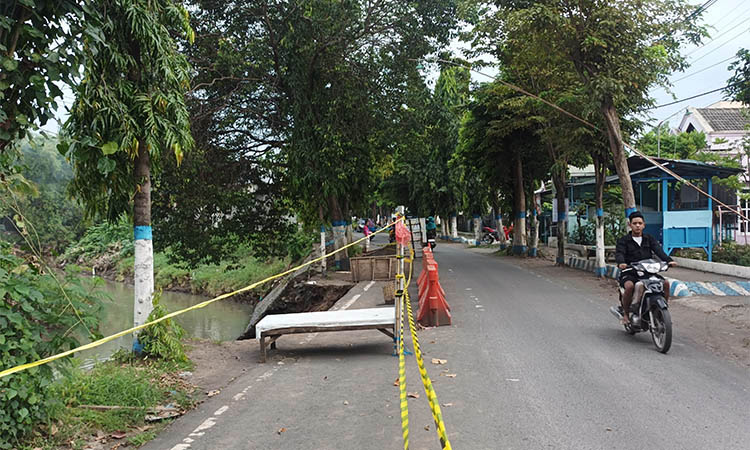 RAWAN: Tebing Sungai Kertosono di Kelurahan Sidomukti yang ambrol. Perbaikannya sempat terhenti dan akan dilanjut Sabtu (20/4) mendatang