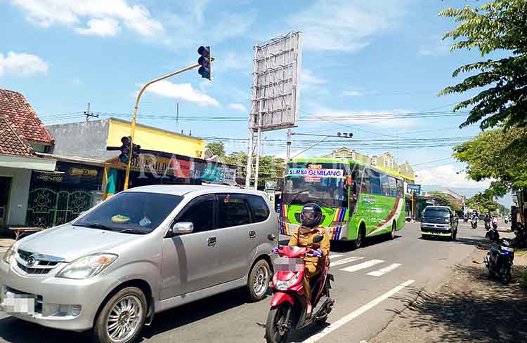 PADAM: Traffic light di Perempatan Laweyan, Probolinggo, mati sejak dua hari lalu.