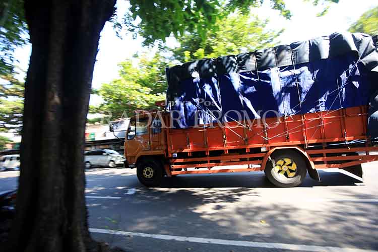 MELINTAS: Salah satu truk melintas di wilayah hukum Polres Probolinggo Kota.