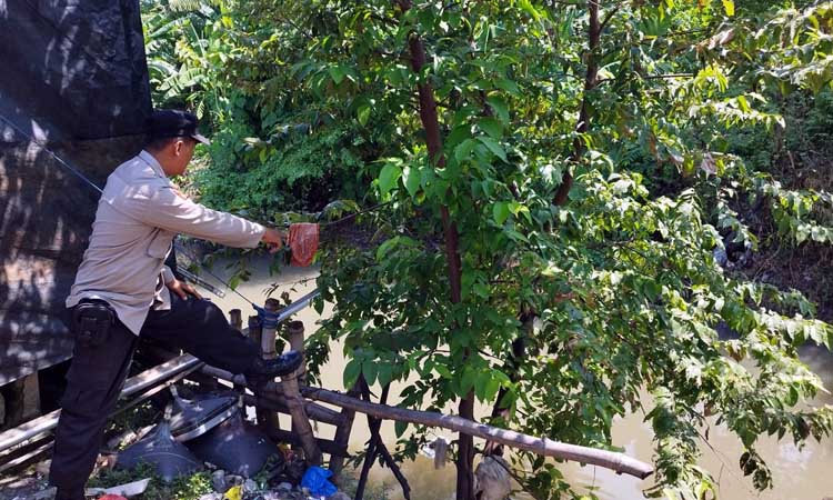 TKP: Petugas kepolisian menunjukkan lokasi tempat korban tenggelam.