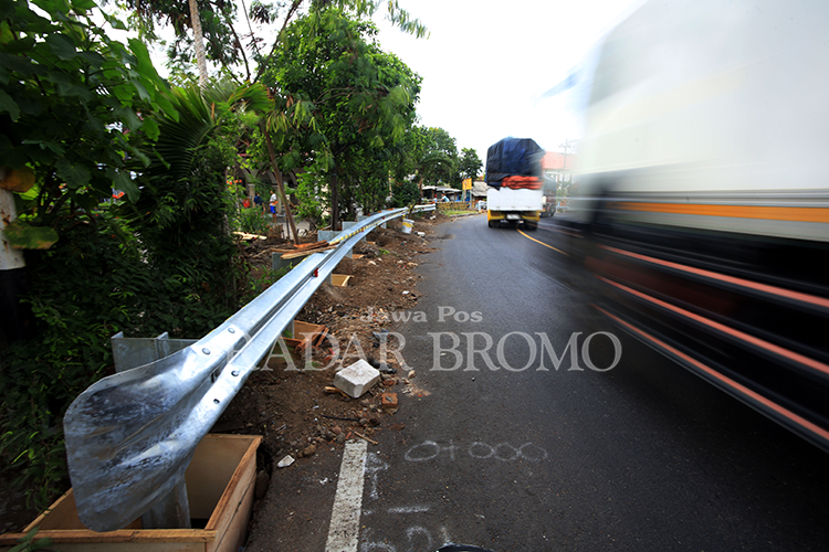 PENGAMAN BARU: Salah satu titik guardrail di JLU, Kota Probolinggo, sudah terpasang.