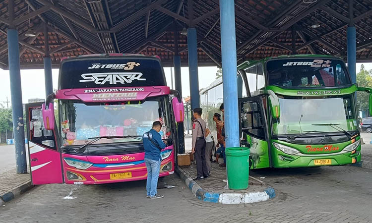LANDAI: Jumlah penumpang yang naik dan turun di Terminal Unsur Kota Pasuruan relatif stagnan, meski momen Lebaran.