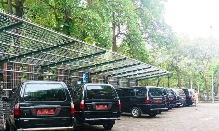 LEBIH AMAN: Mobil dinas dinas yang terparkir di kantor bupati Probolinggo saat libur Lebaran. Mobil ini seuanya sudah diambil oleh para pegawai.