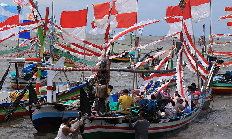 DISERBU: Perahu yang disiapkan nelayan untuk menampung para penumpang yang ingin menyemarakkan tradisi praonan sembari menikmati wisata Bahari Pasuruan.