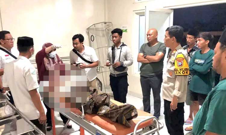Jenazah korban saat dibawa ke kamar jenazah RSUD Grati.
