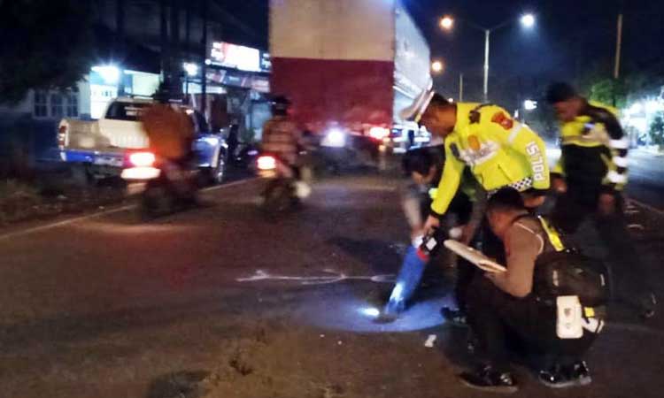 OLAH TKP: Petugas kepolisian melakukan olah TKP kecelakaan maut di Sukorejo yang menewaskan pengendara motor Yamaha Freego.