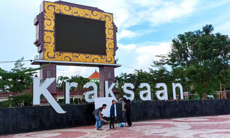 TAK BERFUNGSI: Videotron yang ada di Alun-alun Kraksaan yang sudah lama mati. Tahun ini rencananya akan ada pengadaan baru.