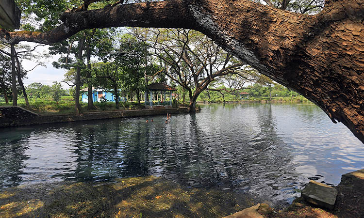 KERAMAT: Danau Ronggojalu juga dianggap keramat. Karenanya, sebisa mungkin berdoa sebelum mandi di danau setempat agar selamat.