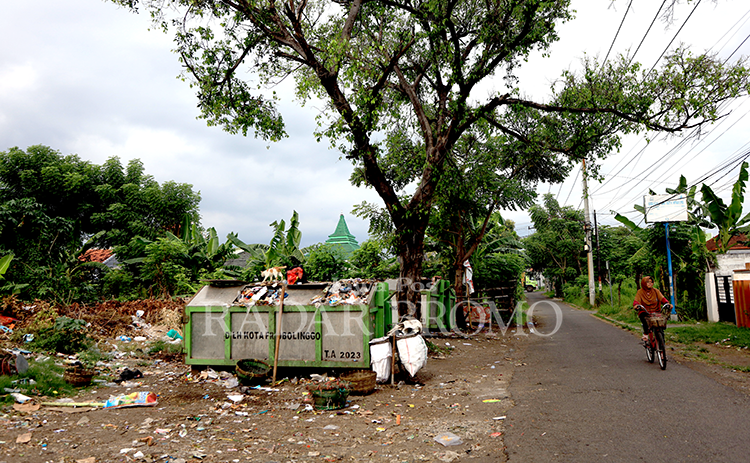 MELINTAS: Seorang pengendara sepeda melintas di depan TPS di Jalan Serma Abdurrahman Gg. 5, Kelurahan Wiroborang, Kecamatan Mayangan, Kamis (18/4)