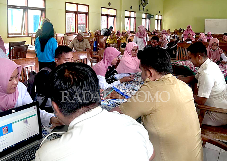 URUS ADMINDUK: Sejumlah warga mengurus administrasi kependudukan di Kantor Disdukcapil Kabupaten Probolinggo.