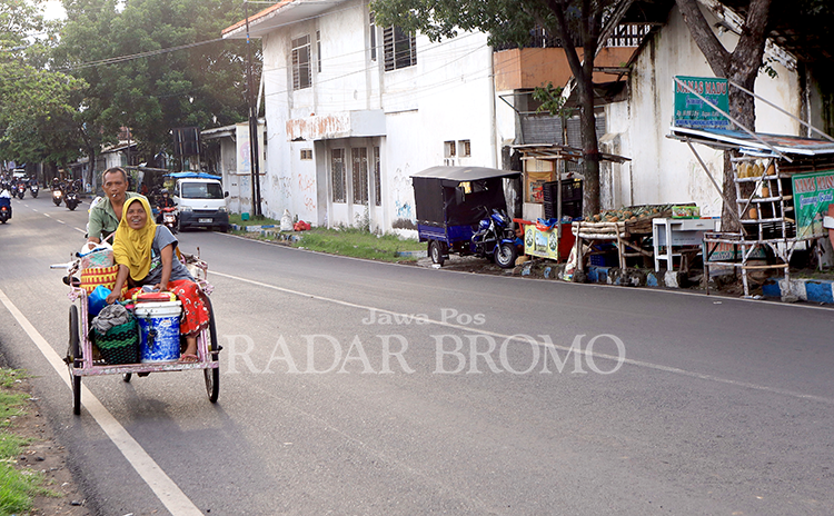 MENGAIS REZEKI: PKL berjualan di trotoar di Jalan Basuki Rahmad, Kelurahan Mangunharjo, Kota Probolinggo.