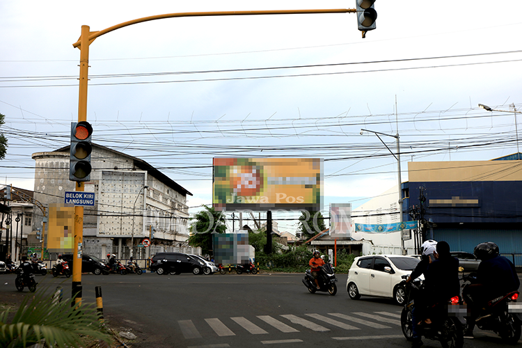 HARUS BERIZIN: Sejumlah reklame terpasang di Simpang Empat Randu Pangger, Kota Probolinggo. Sejuah ini, banyak reklame yang dipasang tanpa izin daulu.