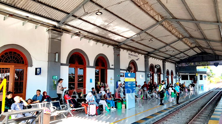TUNGGU TUNGGANGAN: Sejumlah calon penumpang menunggu KA di Stasiun Probolinggo, Kamis (18/4).