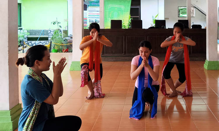 BERBAGI ILMU: Helen (depan kiri) saat melatih tari di Balai Desa Bulusari.