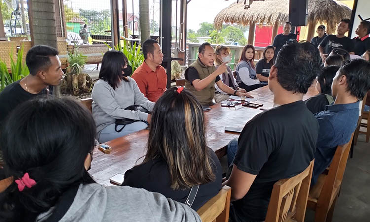 MENGADU: Puluhan LC atau pemandu lagu bersama pengusaha tempat hiburan saat menyampaikan unek-uneknya berkaitan dengan tempat usaha hiburan yang mereka jalankan.