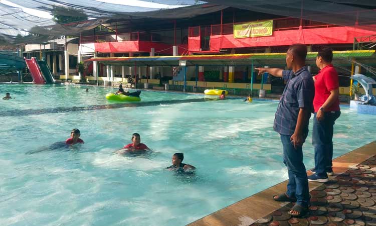 Petugas saat menunjukkan lokasi korban ditemukan pingsan, sebelum meninggal.