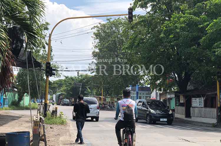 RAMAI: Sejumlah kendaraan bermotor melintasi simpang empat Pasar Kronong, Kecamatan Mayangan, Kota Probolinggo, Minggu (21/4)
