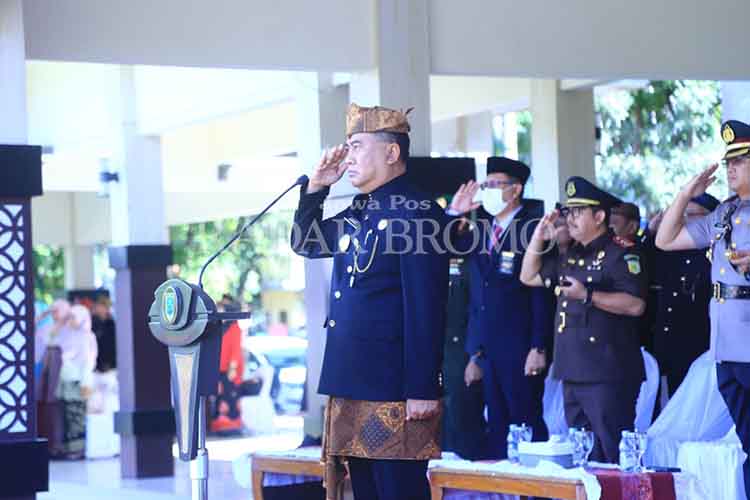 UPACARA: Pj Bupati Ugas Irwanto, S.Sos., M.Si. bertindak sebagai inspektur dalam Apel Bersama Peringatan Hari Jadi ke-278 Kabupaten Probolinggo di Alun-Alun Kota Kraksaan, Kamis (18/4).