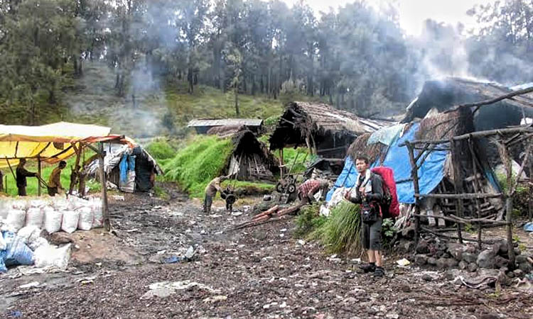PONDOK LIRANG: Tempat bermukimnya penambang dan penampungan welirang di Lereng Gunung Welirang.