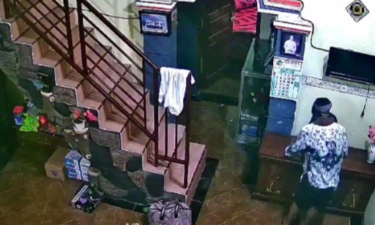 KENAKAN BAJU KORBAN: Pelaku yang mengenakan seragam batik PGRI saat beraksi di rumah Henydhar. (Istimewa)