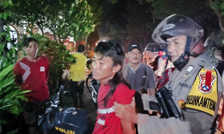 DIAMANKAN: Tersangka pencurian motor di Patokan Kraksaan (rambut panjan) diamankan petugas yang tengah melakukan patroli.