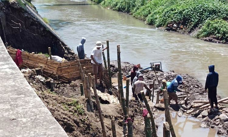 HARUS CEPAT: Pekerja mempersiapkan pembangunan fondasi febing sungai Kertosono, Kelurahan Sidomukti. Pembangunan harus dipercepat mengingat sekarang masihturun hujan.
