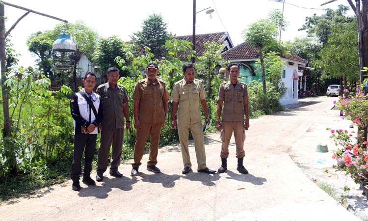 BAGUS: Kades Jatiurip Muhammad Hendrik (tengah) saat melihat kondisi jalan rabat beton di Dusun Klantingan.