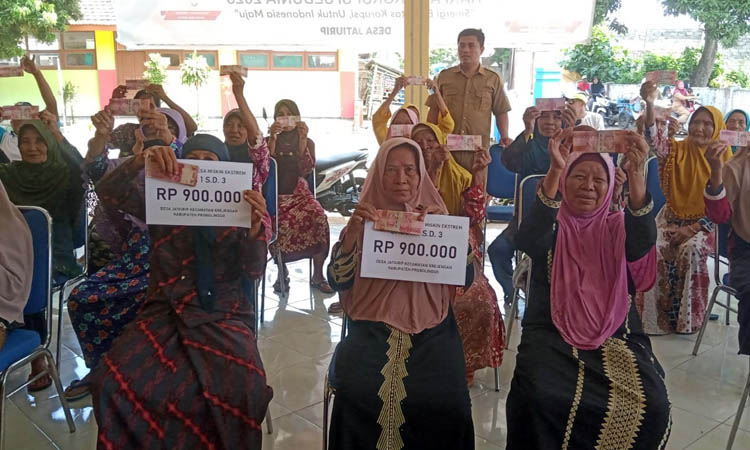 BANTU PEREKONOMIAN: Sebanyak 28 keluarga penerima manfaat BLT DD menerima bantuan di Kantor Desa Jatiurip Kecamatan Krajangan.