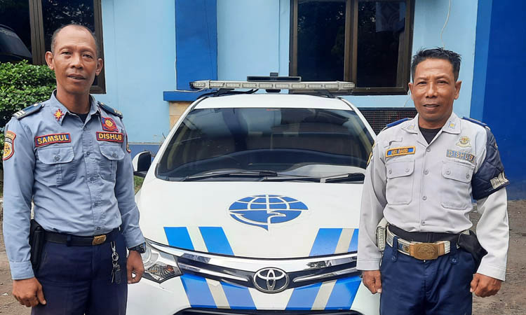 ORANG LAMA: Samsul Arifin (kiri) bersama Abdul Basid saat ditemui di kantor Dishub Kota Pasuruan di sela-sela kesibukan mereka sebagai pengawas jukir.