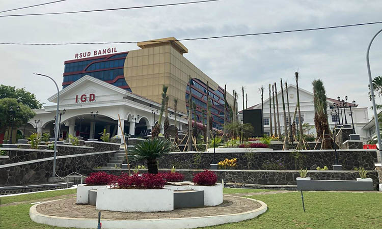 MEGAH: Gedung RSUD Bangil yang terus disentuh perbaikan. Selama tiga bulan terakhir, indeks kepuasan masyarakat terhadap pelayanan RSUD Bangil mengalami penurunan.