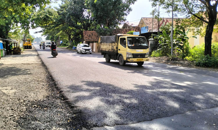 DIPERHALUS: BBPJN mulai melakukan overlay di ruas jalan Desa Bulang - Brumbungan Lor, Kecamatan Gending.