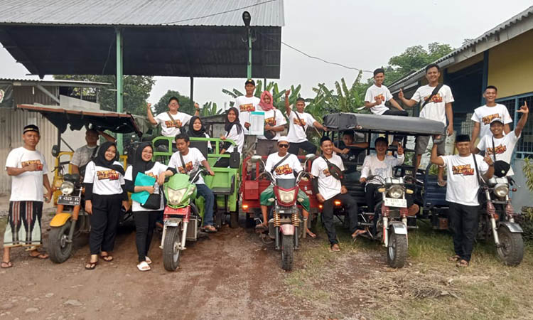 KOMPAK: Anggota Karang Taruna yang tergabung dalam Heppiii Community di Pasuruan begitu kompak dalam kegiatan sosial.