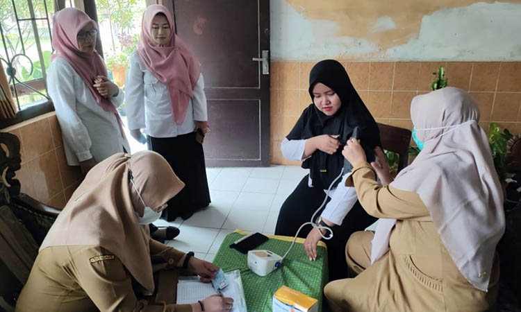 DICEK: Pengecekan kesehatan rutin yang dilakukan oleh tenaga kesehatan UOBF Puskesmas Winongan di salah satu sekolah di wilayah Kecamatan Winongan.