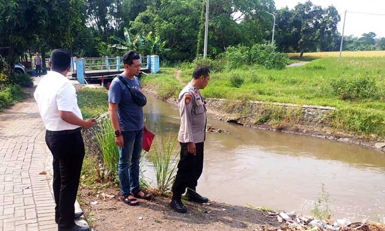 Petugas kepolisian mendatangi lokasi sungai tempat korban mandi dan ditemukan tenggelam di Bakalan, Purwosari.