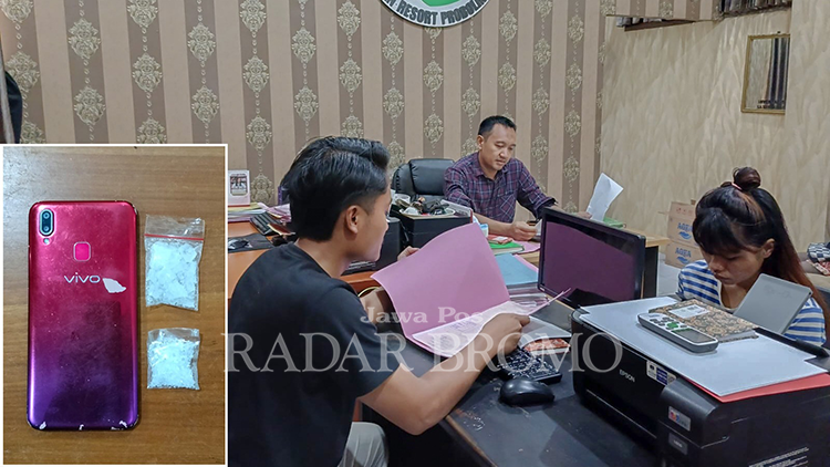 PENYIDIKAN: Dini Suci Romadloni, kurir narkoba asal Sidoarjo yang gagal menyelundupkan sabu ke Lapas Probolinggo.