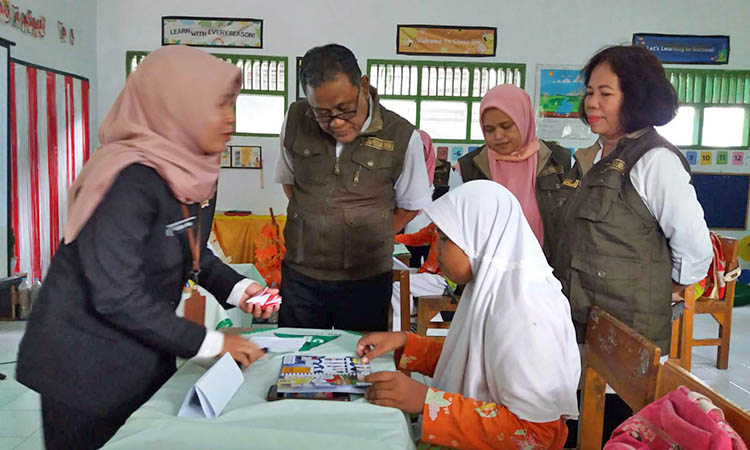 INOVASI: Juri Ikrar Dikdaya mengamati langsung Inovasi Kreasi pembelajaran finalis dari SDN Karangbong, Kecamatan Pajarakan, Rabu (24/4).