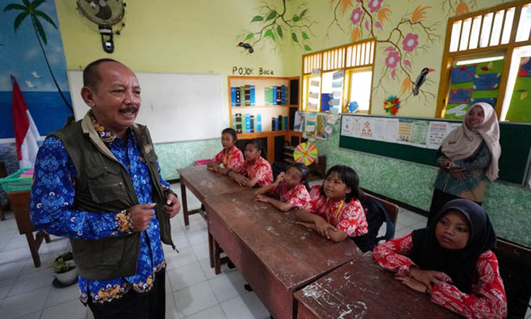 AJARKAN KARAKTER: Suwanto Juri Pendekar Dikdaya berinteraksi dengan siswa SDN KRAMAT AGUNG 1, Kecamatan Bantaran