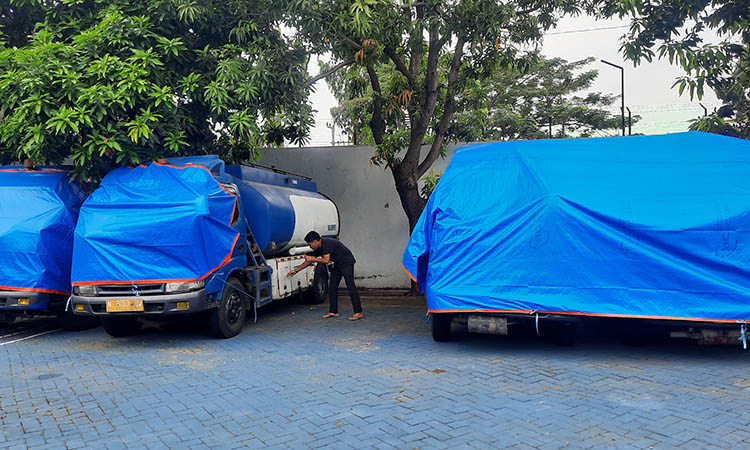 DITERPAL: Barang bukti truk tangki muatan BBM yang diduga ilegal yang diamankan Satreskrim Polres Pasuruan Kota. BB tersebut, kini dititipkan di Rupbasan.