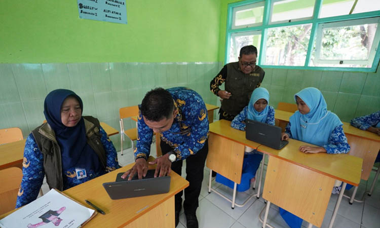 DIGITAL: Juri melihat Aplikasi pembelajaran tari glipang untuk memotivasi dan mudahkan siswa menari Glipang di SMPN 1 Tegalsiwalan.