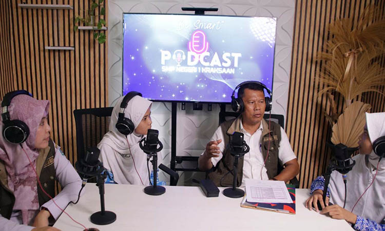 ASAH KREATIVITAS: Kasi Peserta Didik dan Pembangunan Karakter SMP, Annisa Dewi Larasati (kiri) dan anggota tim juri Pesona Sugeng (dua dari kanan), saat diajak podcast.