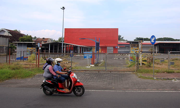 NGANGGUR: Kondisi Eks Carrefour di Kota Pasuruan yang hingga saat ini nganggur. Pemkot Pasuruan masih mengajukan legal opinion, agar bisa memanfaatkan aset tersebut.