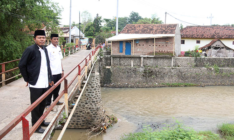 SUDAH DISURVEI: Kepala Desa Opo-opo Muhaimin Asyatta (jaket hitam) saat berada di Sungai Rondoningo yang rencananya akan dijadikan wisata River Tubing Opo-opo.