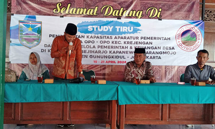 BELAJAR: Kepala desa Opo-opo, Kecamatan Krejengan, Muhaimin Asyatta memberikan sambutan pada saat melakukan studio tiru ke salah satu desa yang ada di Jogjakarta.