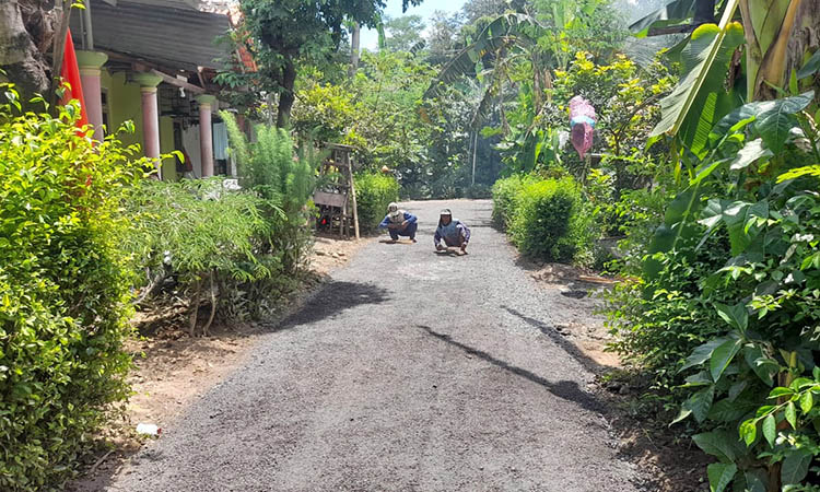 MULUS: Proses pembangunan jalan di Desa Opo-opo. Jalan ini merupakan jalan utama yang dilalui oleh masyarakat setempat.