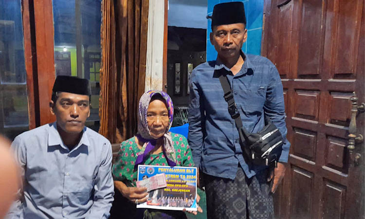 BANTU EKONOMI: Salah satu warga desa opo-opo mendapatkan BLT DD. Pemberian bantuan ini bertujuan untuk meringankan beban masyarakat yang masuk dalam kriteria miskin ekstrem.