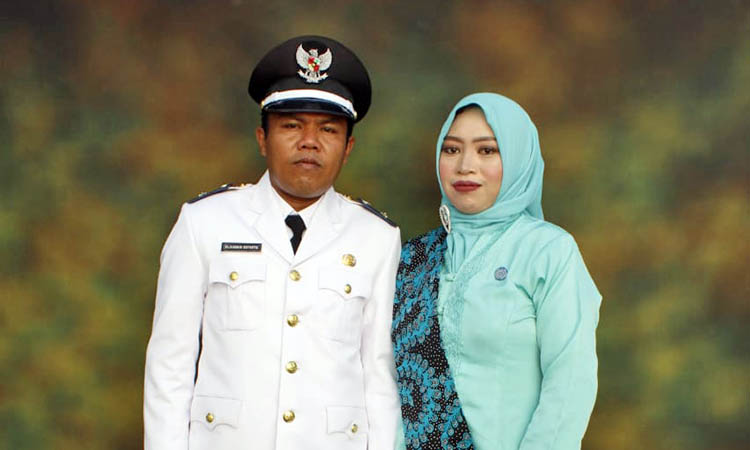 MELAYANI MASYARAKAT: Kepala Desa Opo-opo, Kecamatan Krejengan, Muhaimin Asyatta bersama ibu Ketua TP PKK Nur Khotimah.